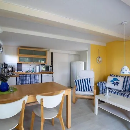 In A Thatched House In Appartement *